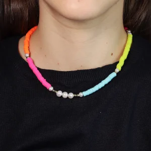 Collar con cuentas de colores y perlas